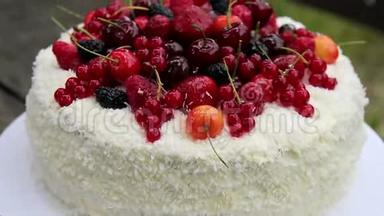 水果蛋糕与椰子片与果冻浆果。 水果果冻蛋糕。 浆果，生日蛋糕。 烹饪杰作。 暑假假期